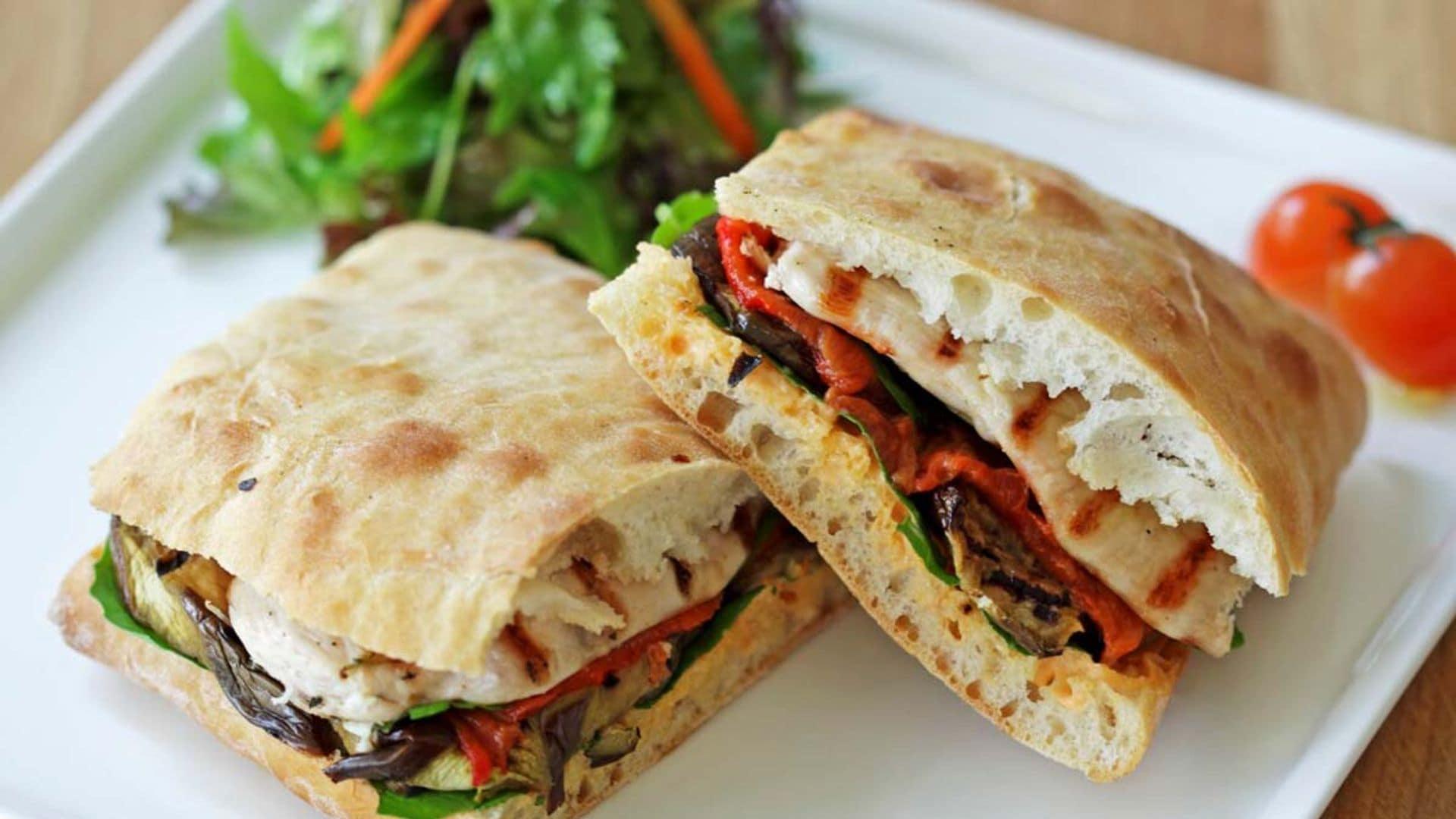 'Panini' de verduras asadas con lomo a la plancha