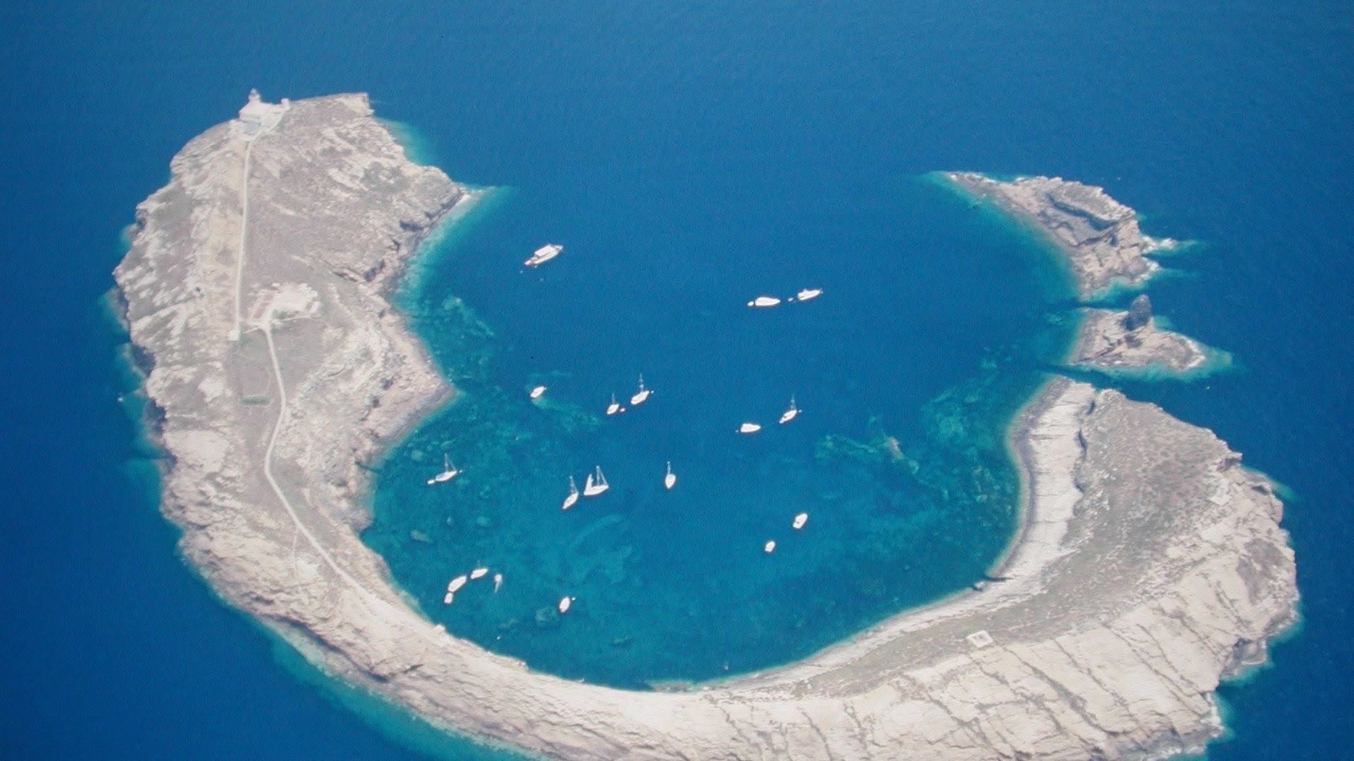 Las islas españolas donde puedes desembarcar dentro de un volcán con fondos marinos espectaculares y es la mejor experiencia del Mediterráneo