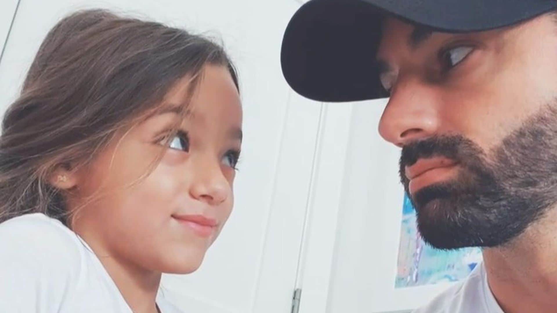 Toni Costa se olvida de los problemas y disfruta con Alaïa el último día de clases