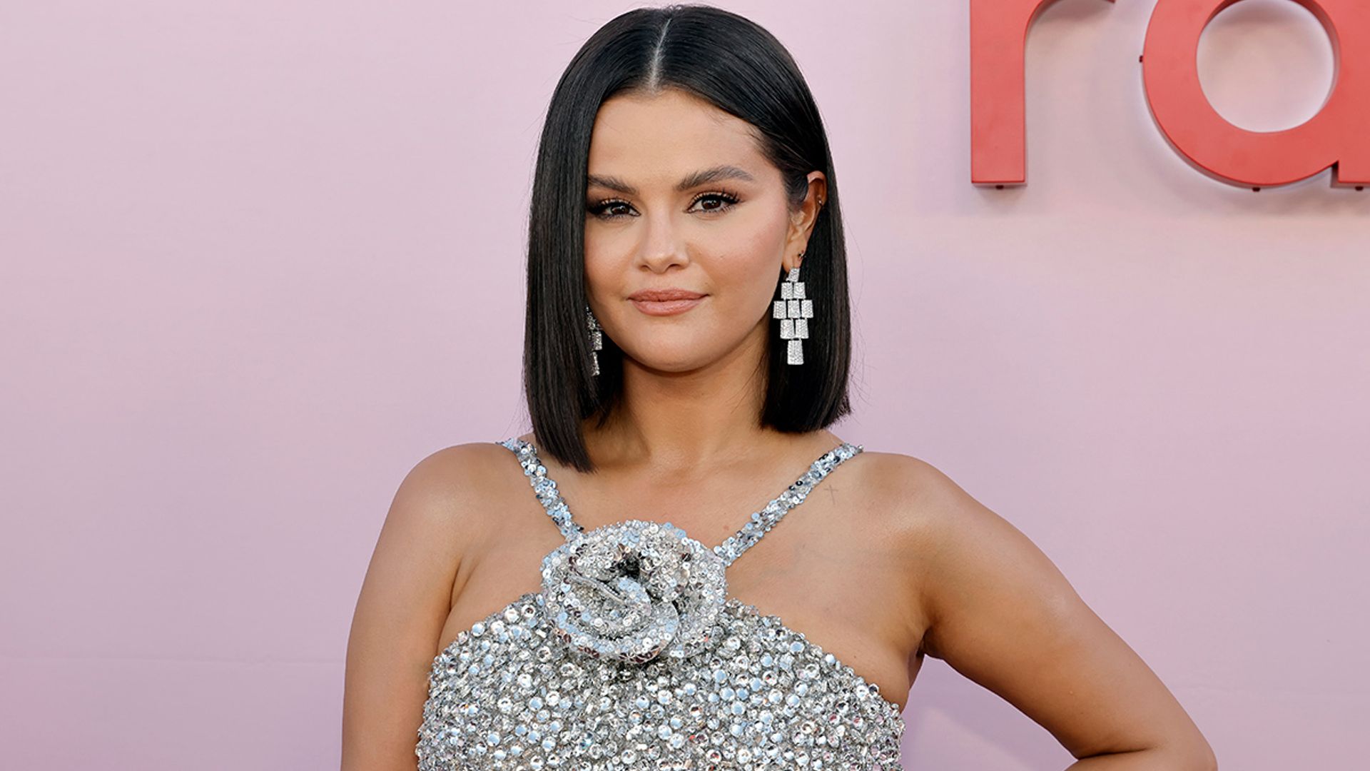 El maratón de estilismos de Selena Gomez en uno de los días más importantes de su carrera