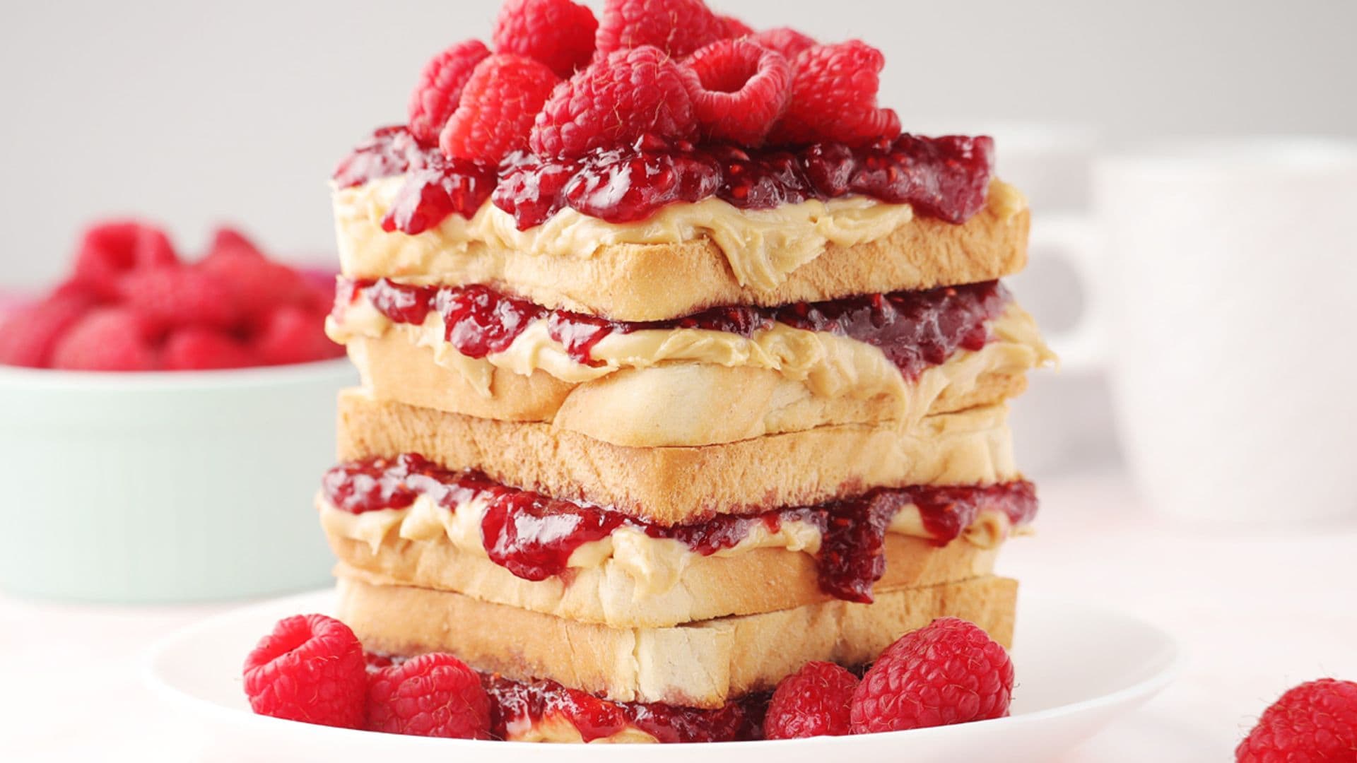 Sándwich de crema de cacahuete y mermelada de frambuesa