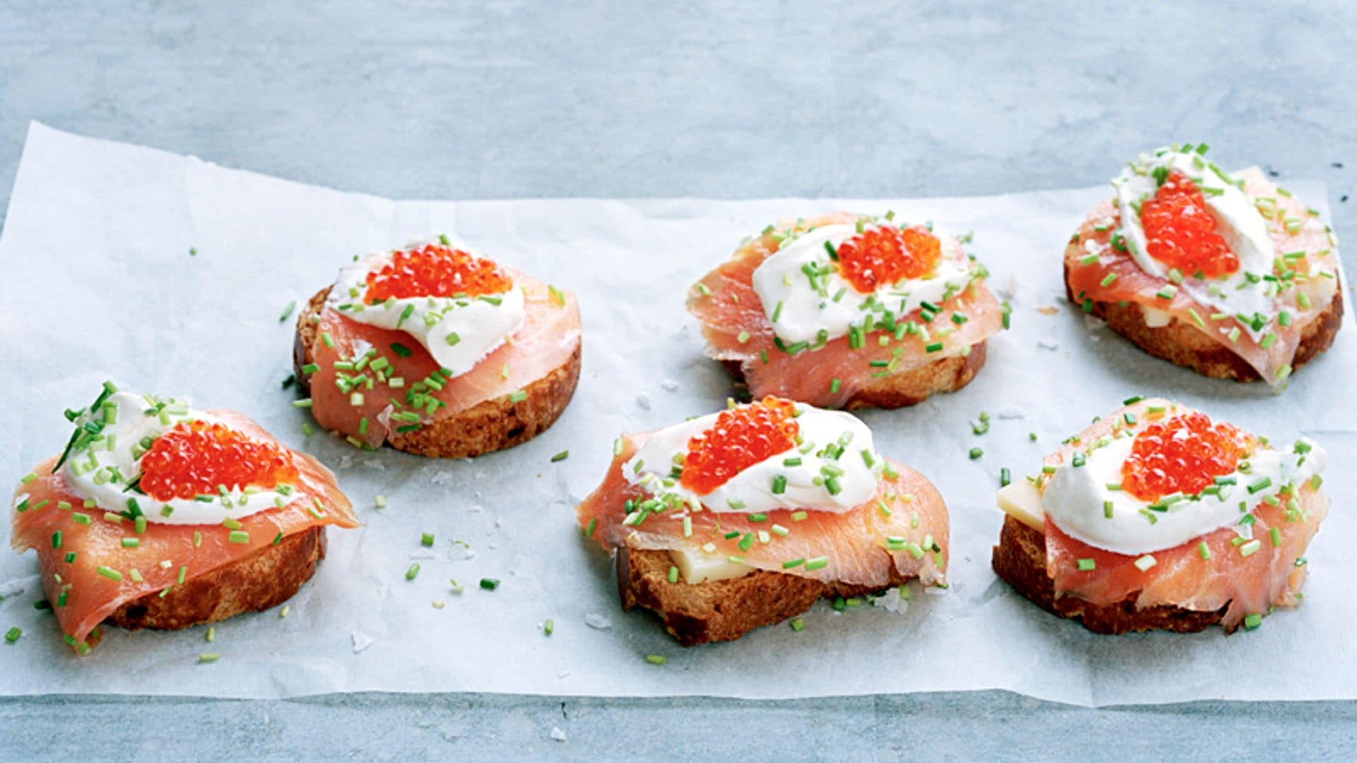 Crostini de salmón ahumado con queso curado y 'crème fraîche'
