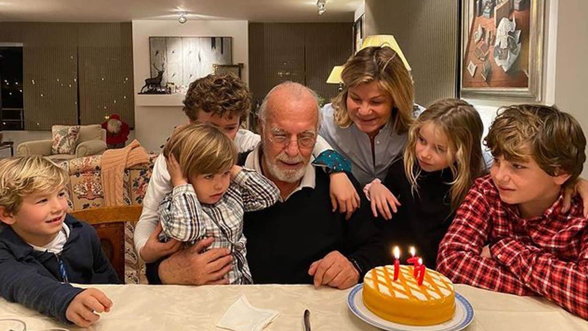 Carlos Goyanes celebra su cumpleaños soplando las velas junto a su mujer y sus cinco nietos