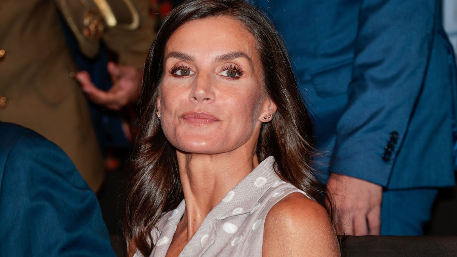 La reina Letizia, todo al 'made in Spain' con un vestido de lunares y 'slingbacks' de tacón sensato