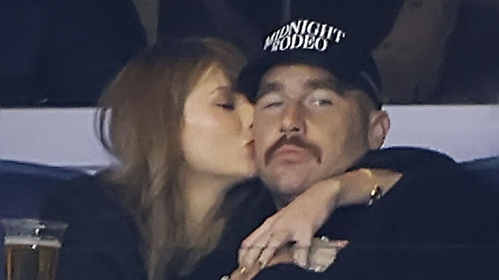 Taylor Swift y Travis Kelce, de lo más cariñosos durante un juego de béisbol en Nueva York