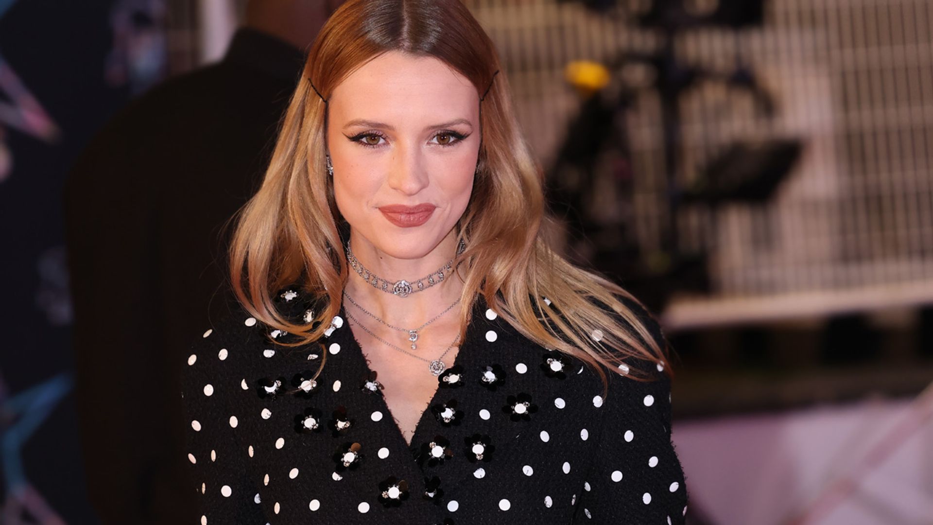 Angèle, la nueva Falbalá de 'Astérix y Obélix' que nos inspira con sus looks irresistibles