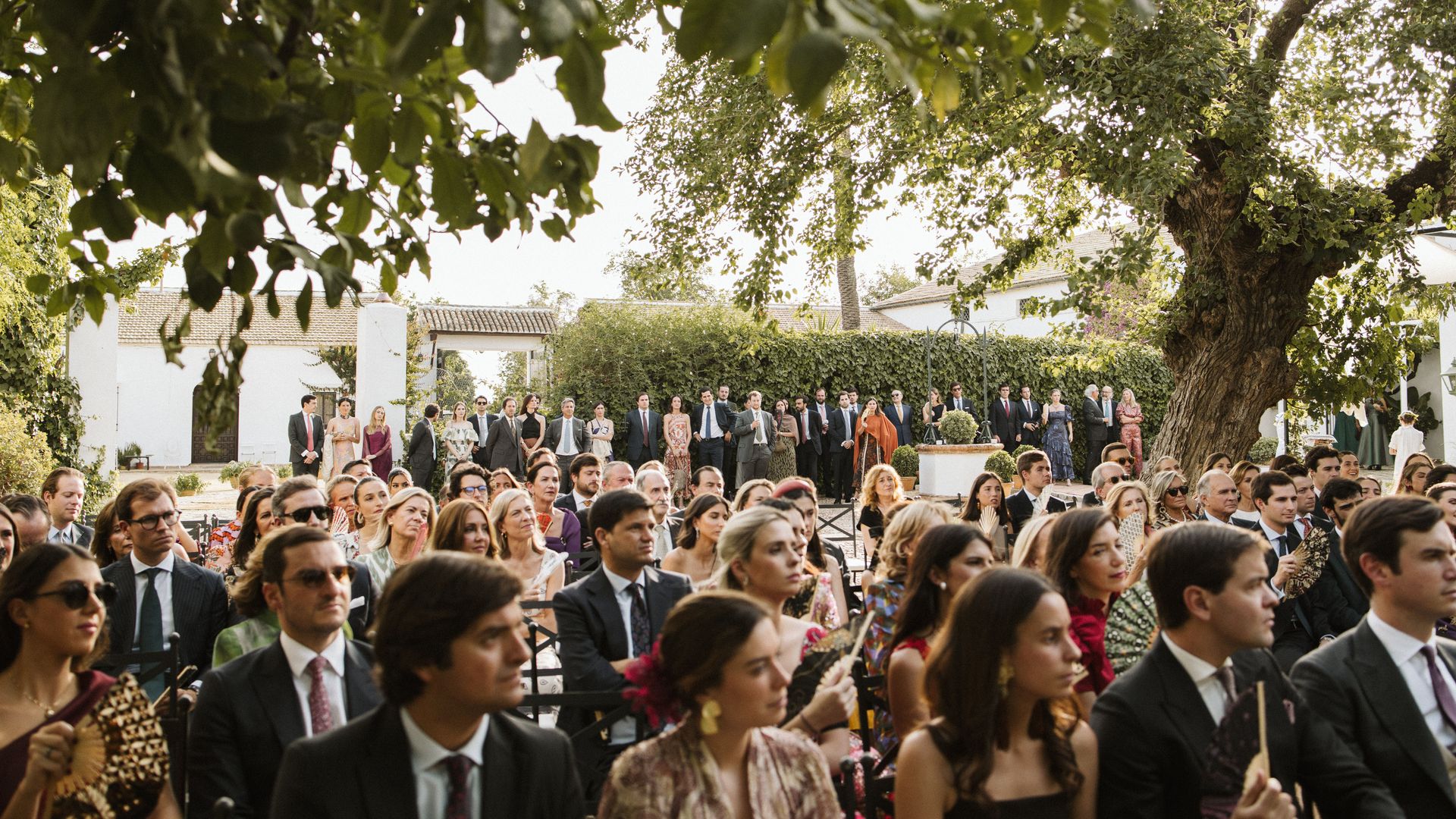 Parte de los novios siguieron la ceremonia con pantallas de televisión habilitadas en los patios
