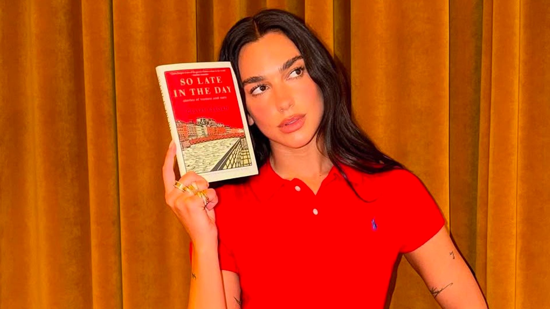 Dua Lipa posa con su última lectura