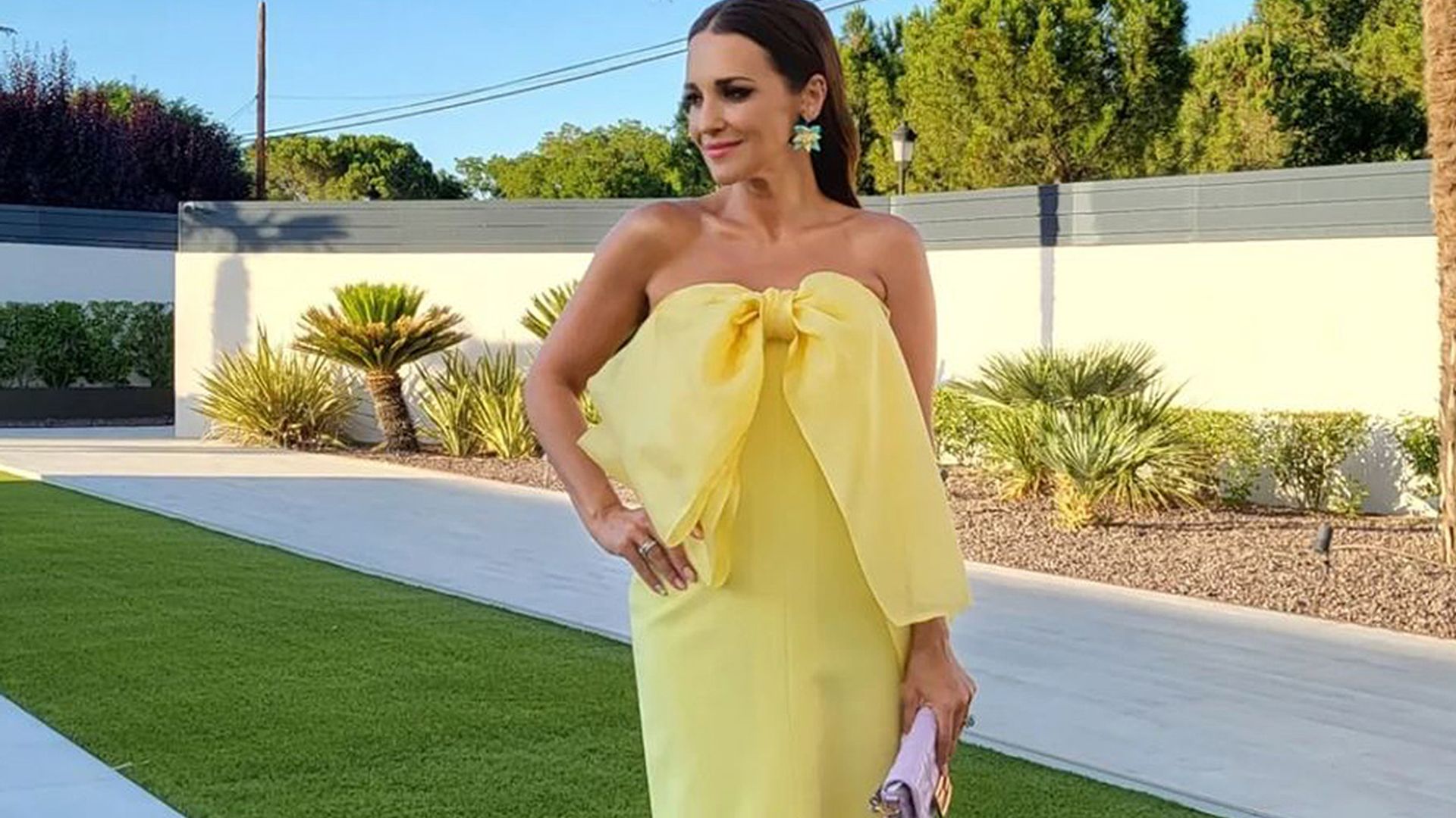El truco de Paula Echevarría para un look de invitada favorecedor que potencia el bronceado