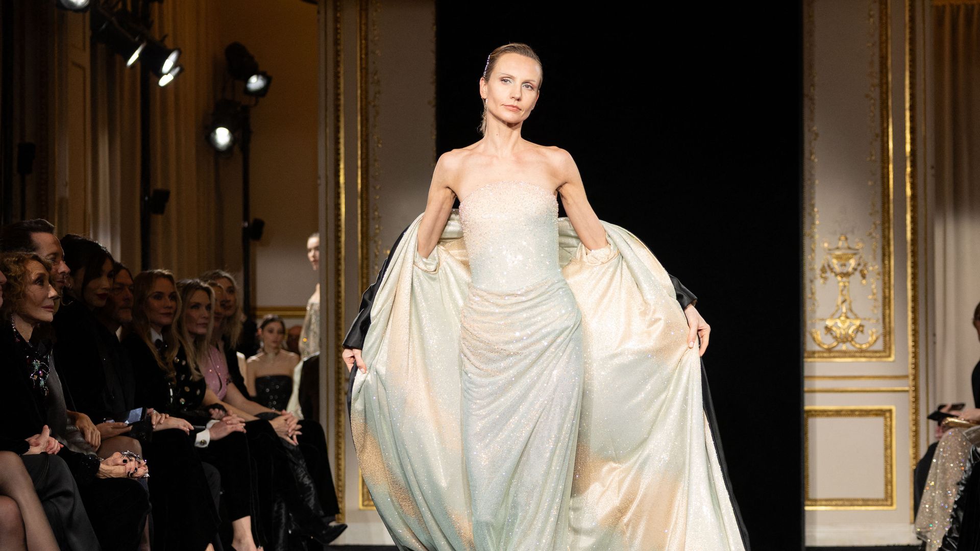 Primer desfile de Giorgio Armani Privé sin su fundador: el debut de su sobrina, el jade como protagonista y un vestido histórico