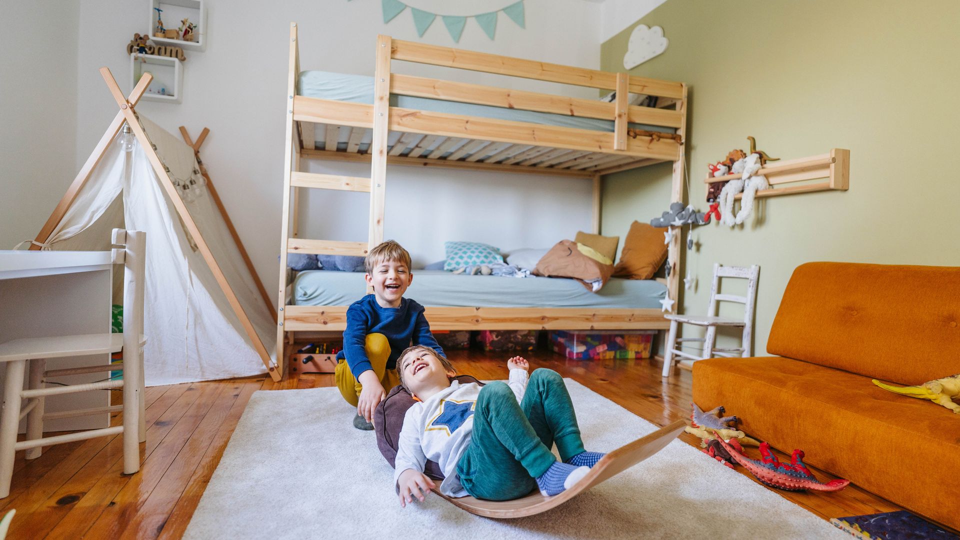 Hermanos juegan en su habitación