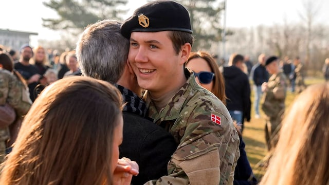 La polémica se intensificó cuando la Casa Real publicó imágenes y un vídeo sobre la decisión del príncipe heredero Christian de continuar su carrera en las Fuerzas Armadas