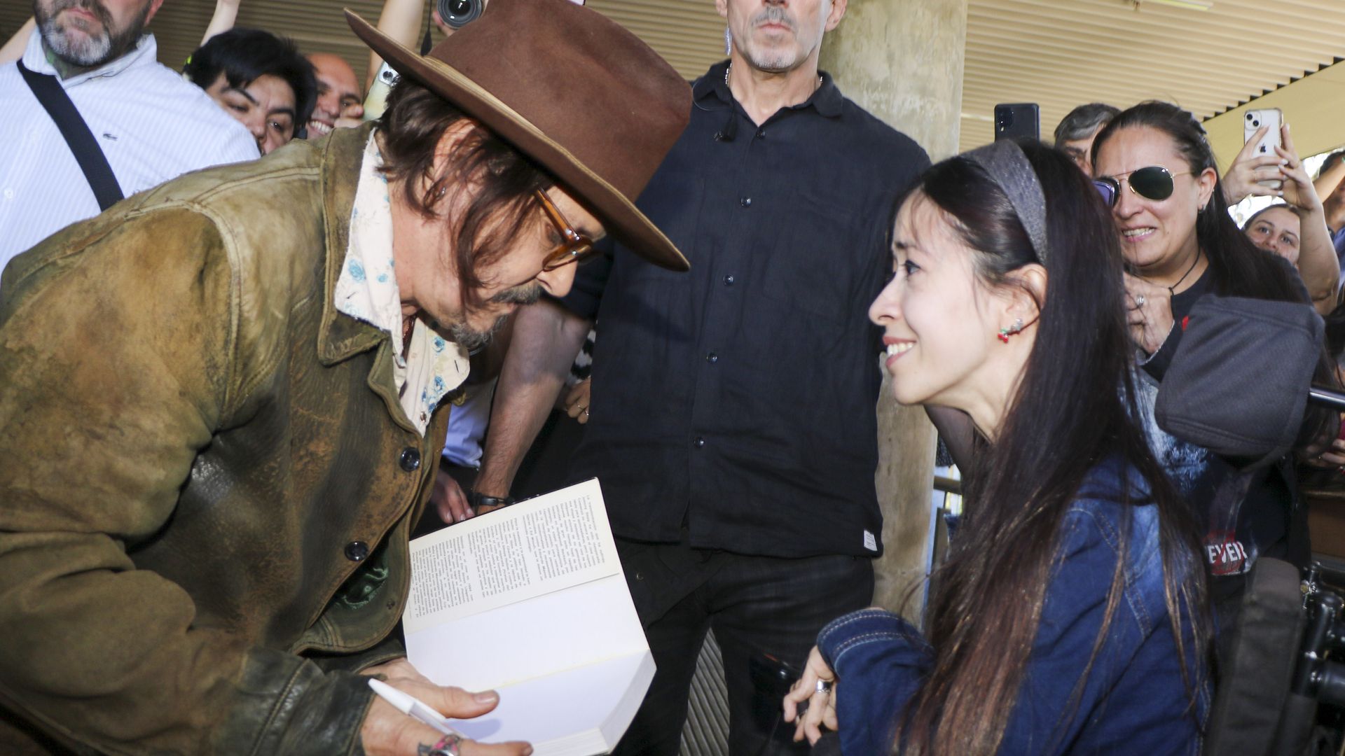 Johnny Depp firmó autógrafos sus fans tras una entrevista televisiva en Buenos Aires, Argentina.