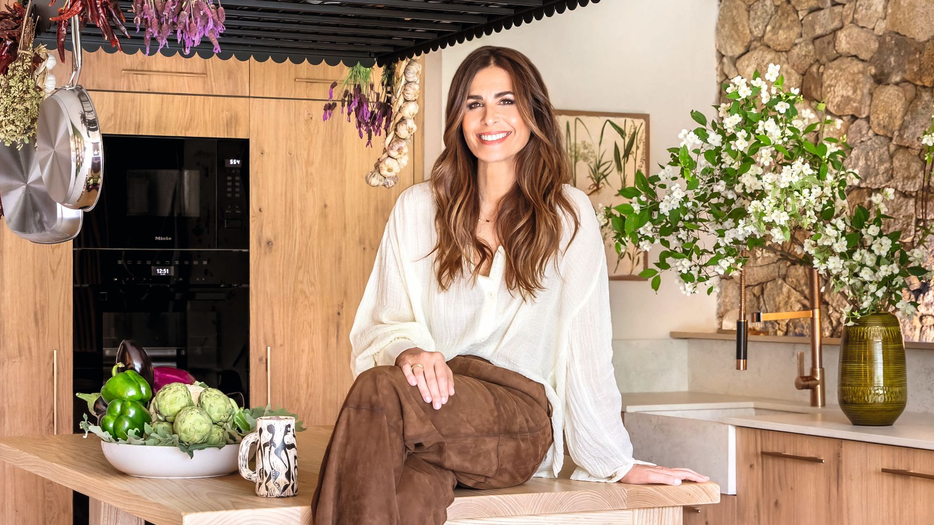 "Soy más consciente ahora y me cuido", nos dice Nuria desde la cocina. De aires rústicos, tiene todo tipo de electrodomésticos de última generación: frigorífico, horno al vapor combinado, envasador al vacío, vinoteca, lavavajillas… Todos ellos, de Miele. Por su parte, la encimera Dekton (con gran resistencia al fuego, a manchas, a rayados y altas temperaturas) es de la firma Consentino