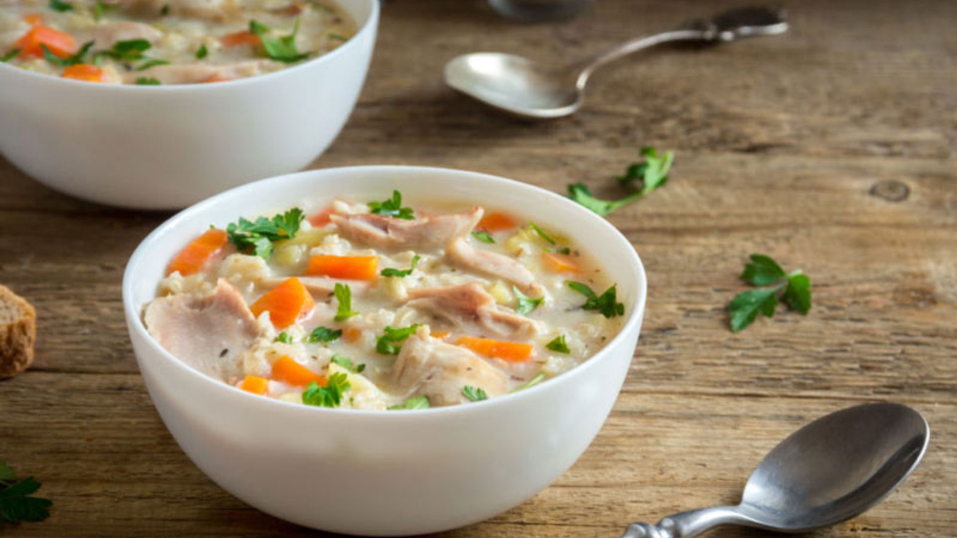 Sopa de arroz vaporizado con pollo y zanahoria