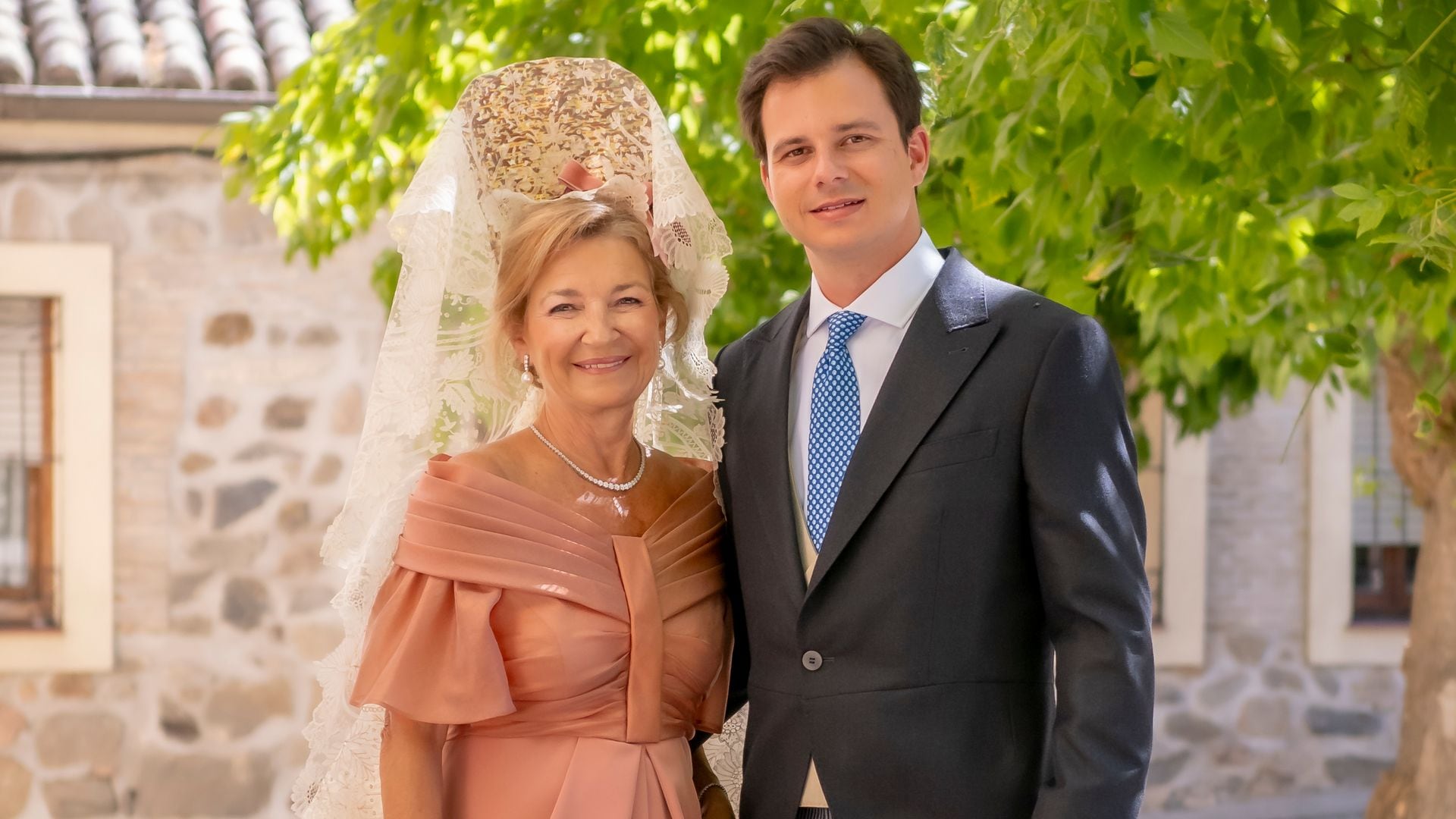 Madrina de boda con escote barco Obando y mantilla blanca
