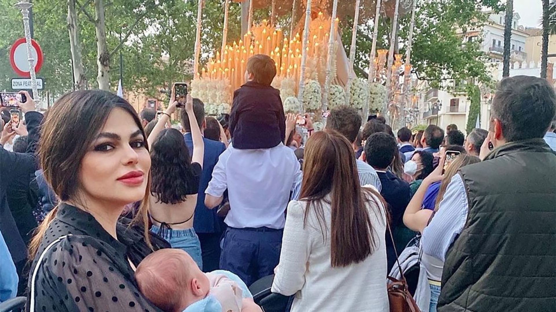 Marisa Jara lleva a su hijo recién nacido a su primera procesión de Semana Santa