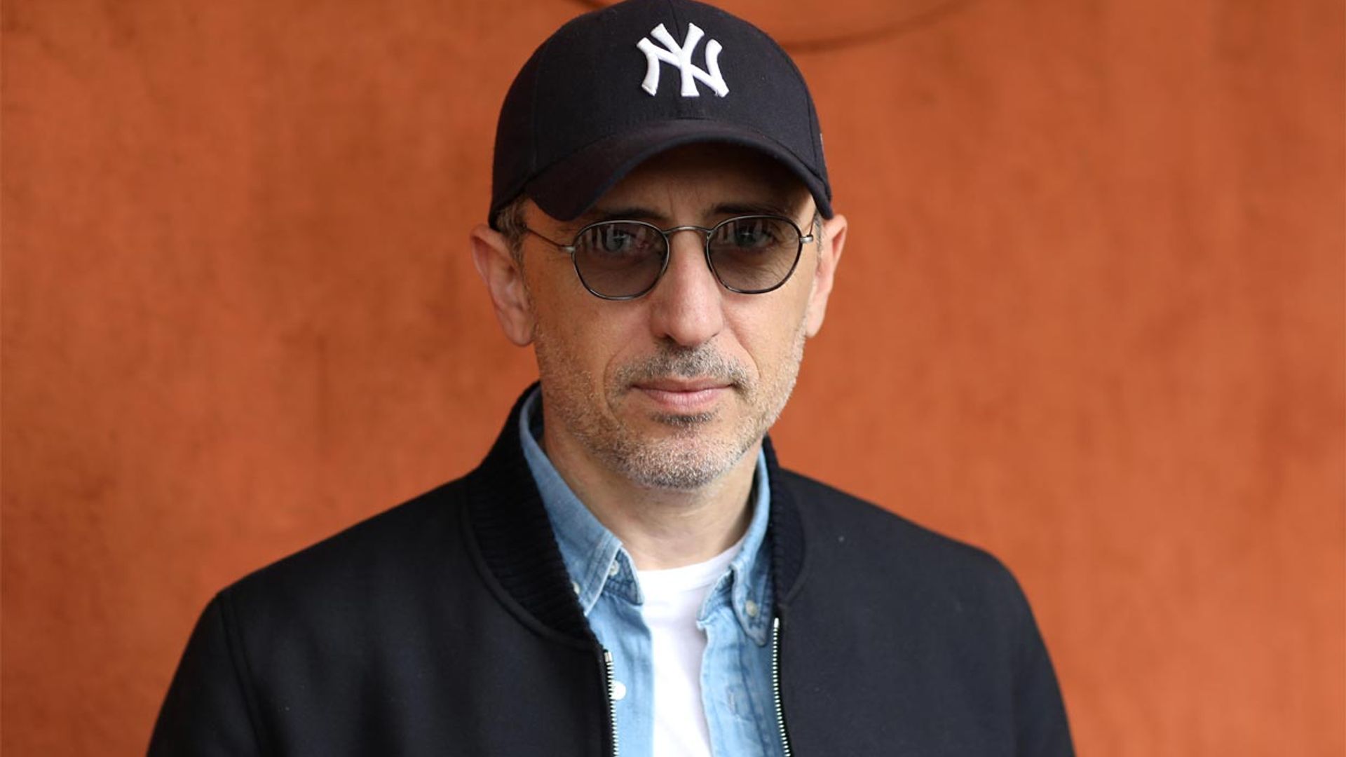 Gad Elmaleh, expareja de Carlota Casiraghi, en el tenis tras subirse a las tablas del teatro en París