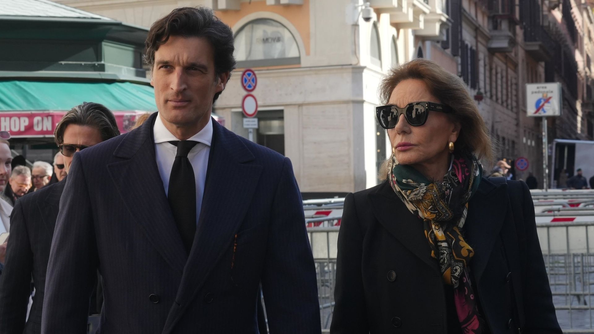 Naty Abascal, con su hijo Rafael, y Rosario Nadal dan su último adiós al diseñador Valentino en Roma