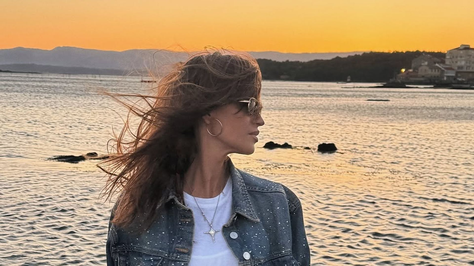 Sara Carbonero con chaqueta vaquera de brillos de Slowlove