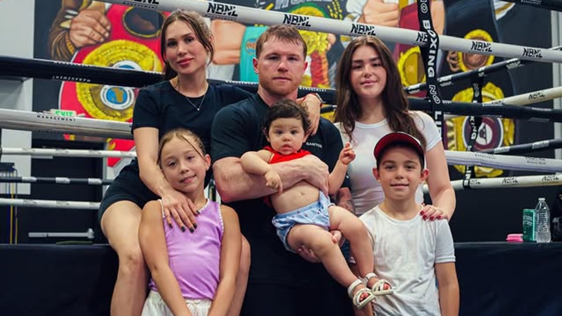 Saúl 'Canelo' Álvarez con sus hijos Eva Victoria, María Fernanda, Emily y Saúl Adiel, así como su esposa Fernanda Gómez.
