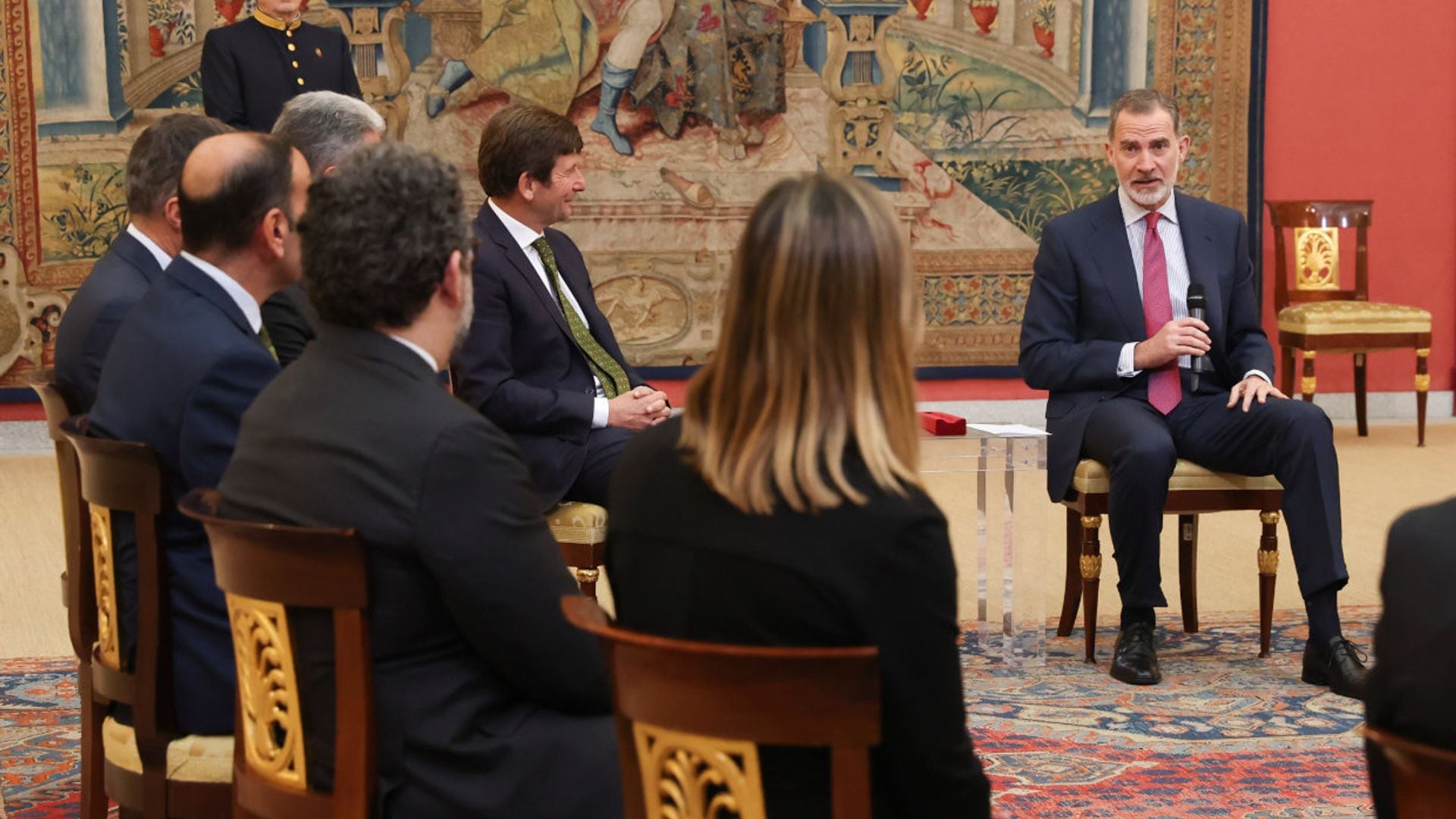 El Rey recibe a representantes del Real Club de Polo de Barcelona que le hacen un regalo muy personal