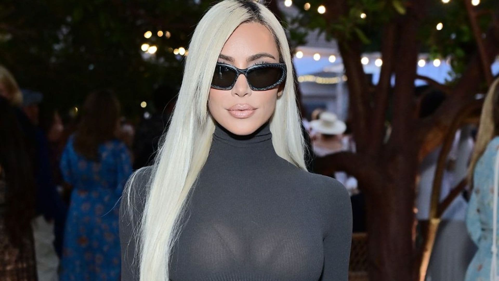 El flequillo a un lado de Kim Kardashian y otros peinados del 2000 que vuelven para quedarse