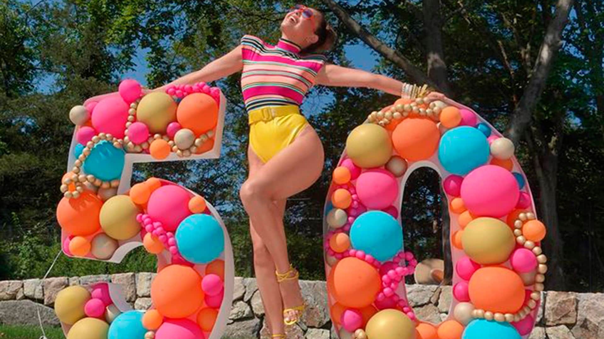 ¡Globos, decenas de regalos y posados imposibles! Thalía cumple 50 años y lo celebra por todo lo alto