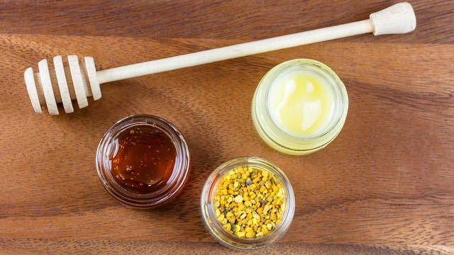 Jalea real, miel y polen en tres tarros. Productos producidos por las abejas.