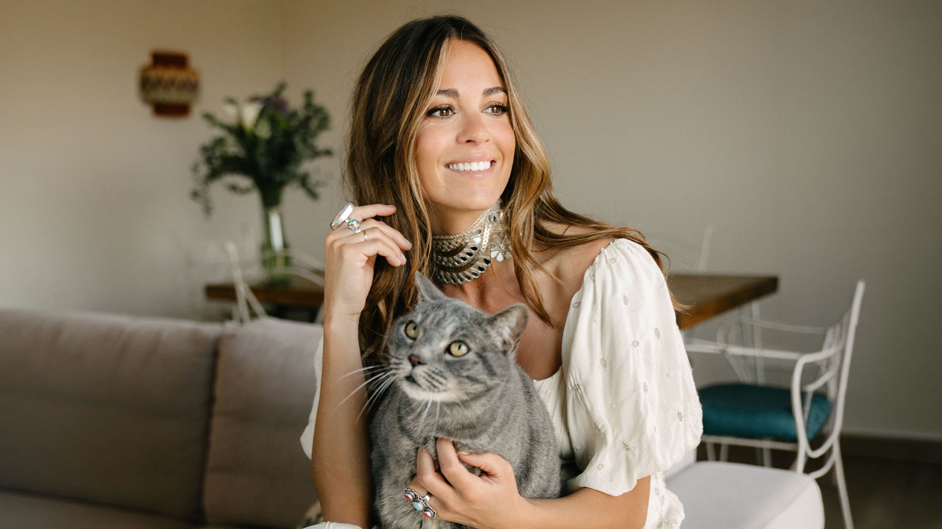 Sofía Ellar con uno de sus gatos