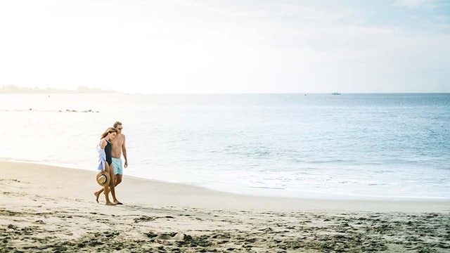 hotel bahia duque Pareja paseando
