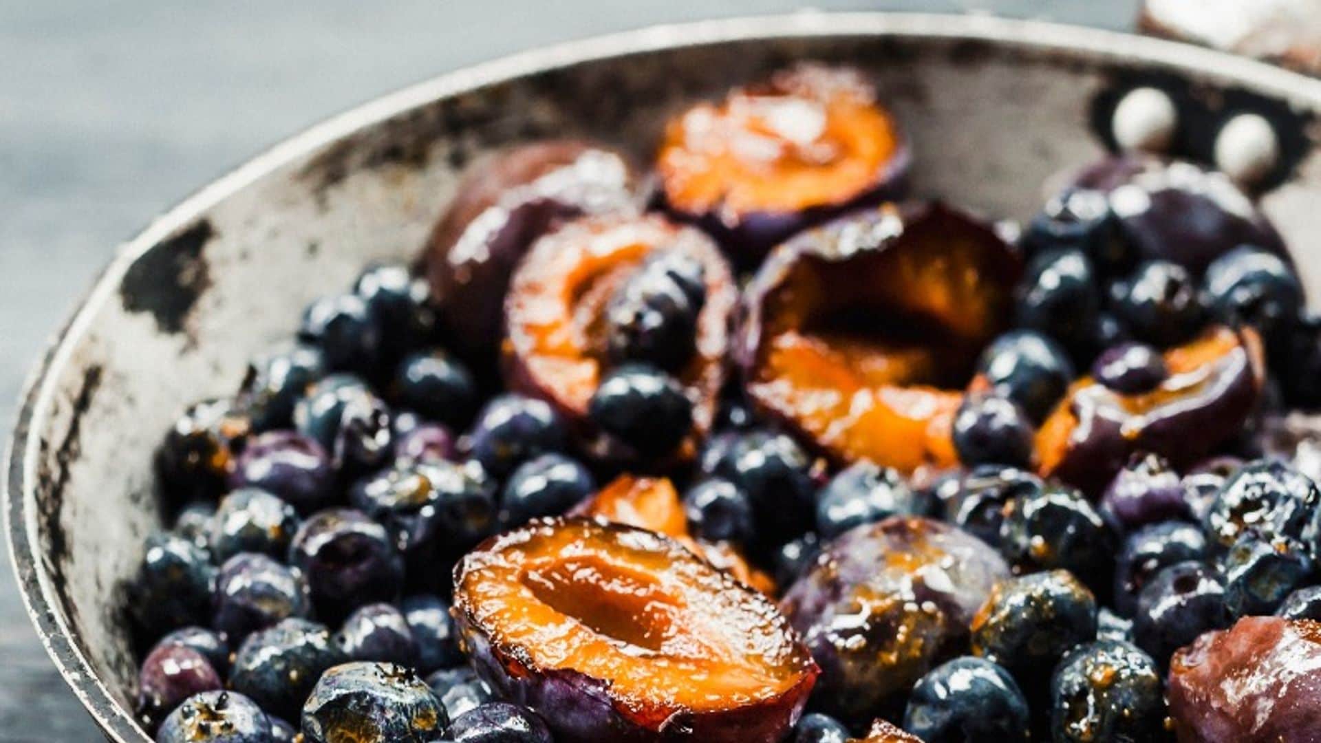 Sartén de arándanos y ciruelas caramelizadas
