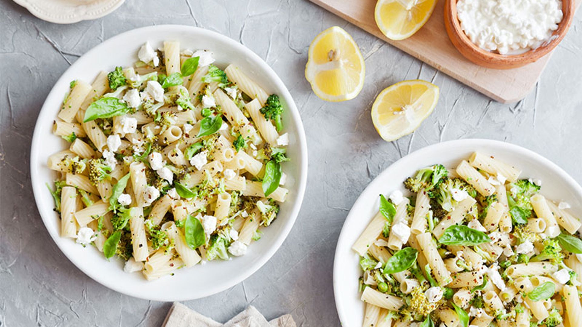 Mini 'rigatoni' con brócoli, requesón y albahaca