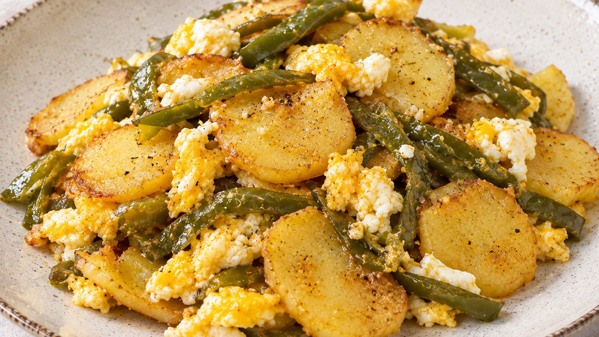 La base de esta receta son las patatas, la cebolla y el aceite. Suelen llevar pimiento verde y, a veces, huevo.