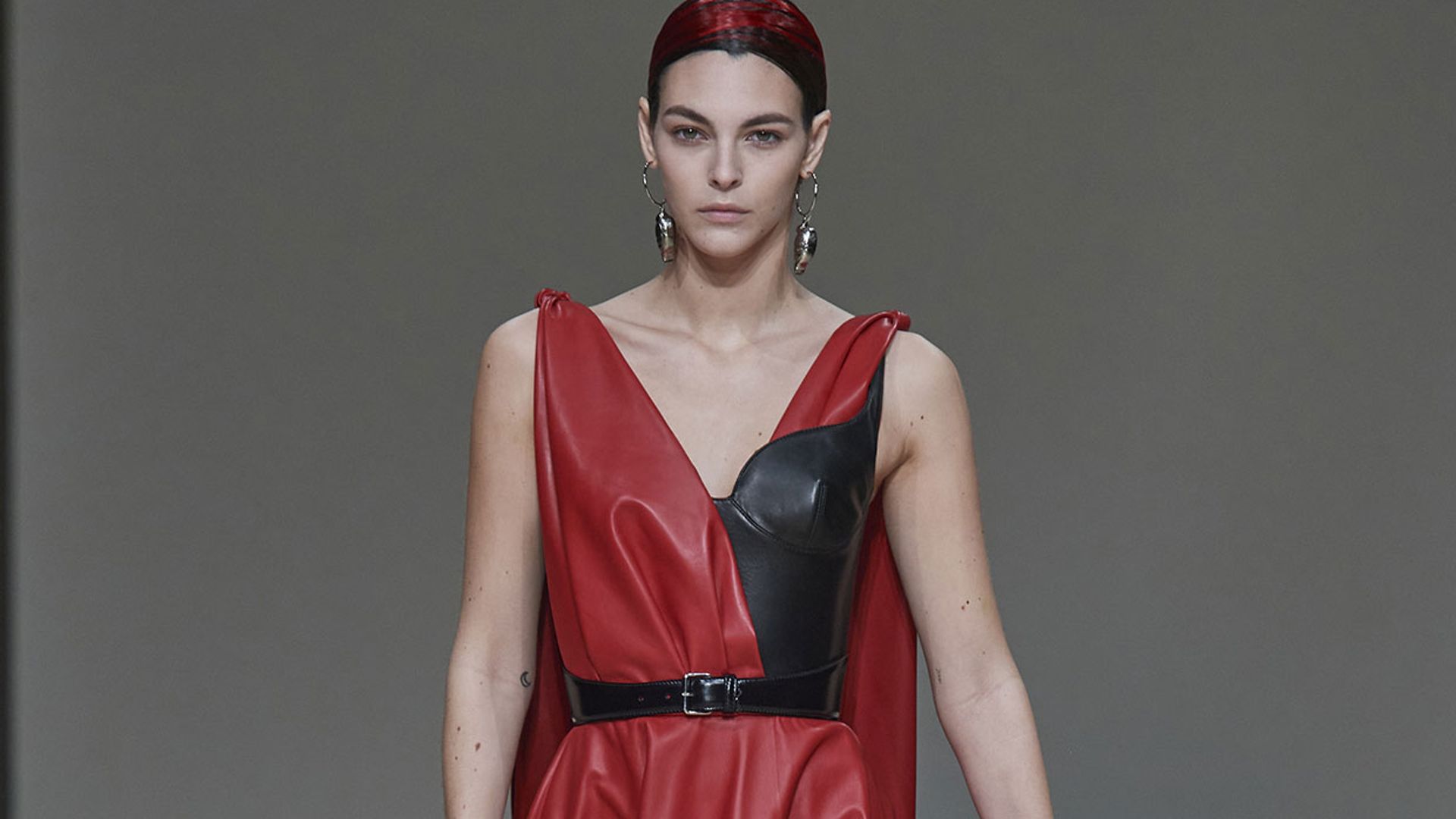 Los looks que prometen convertirse en tendencias virales, por Alexander McQueen