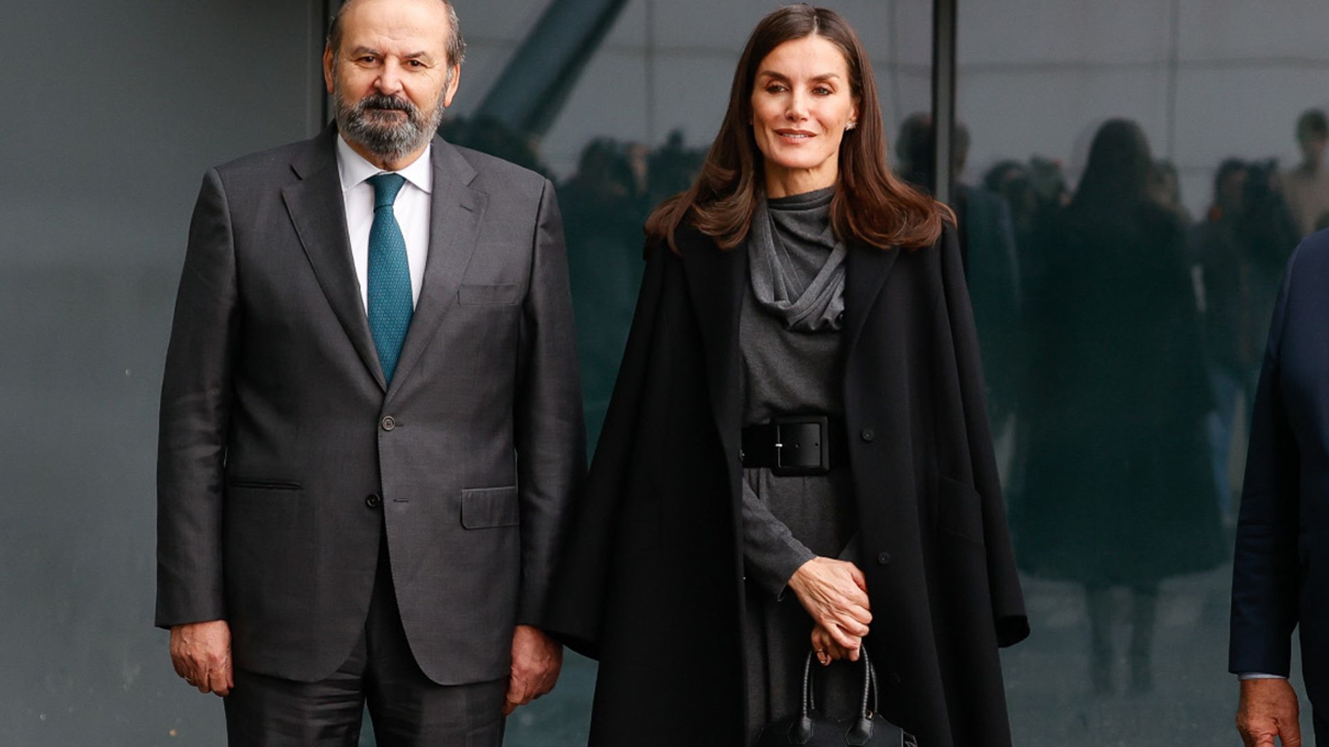 La Reina estrena un vestido de 'cuello bufanda' con sus botas más seductoras