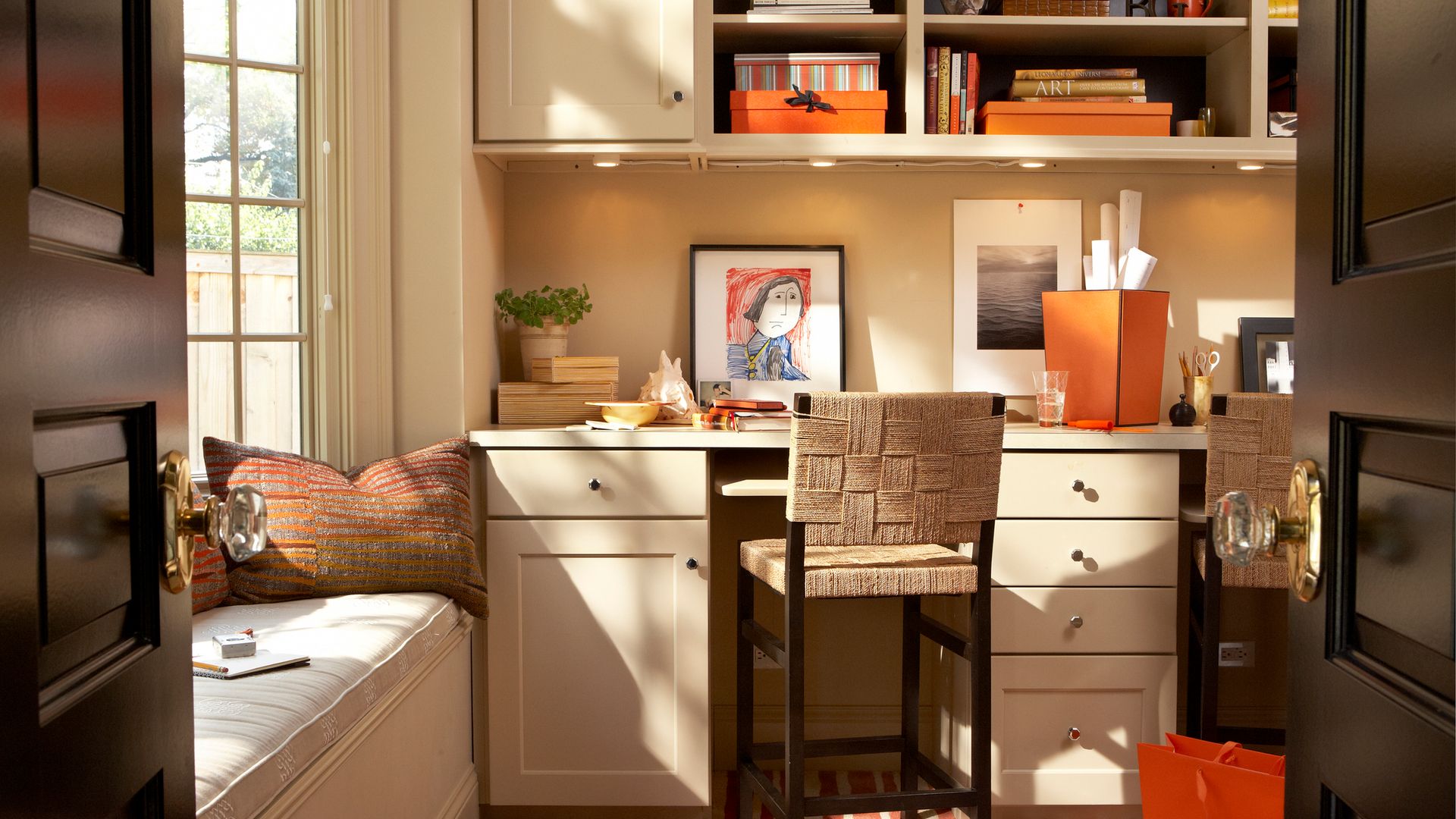 Interior de un despacho en casa muy bien organizado, en tonos 'beige' y naranjas. Colores otoñales.