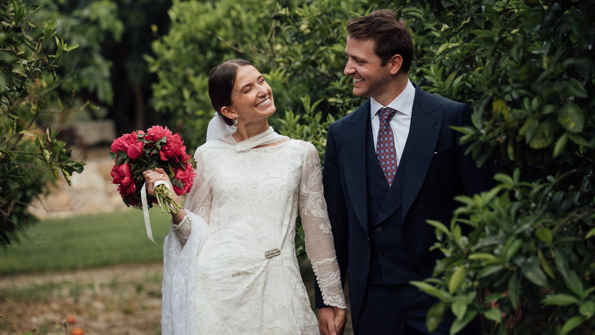 Vestido de novia viral con colcha bordada de Inés Martín Alcalde