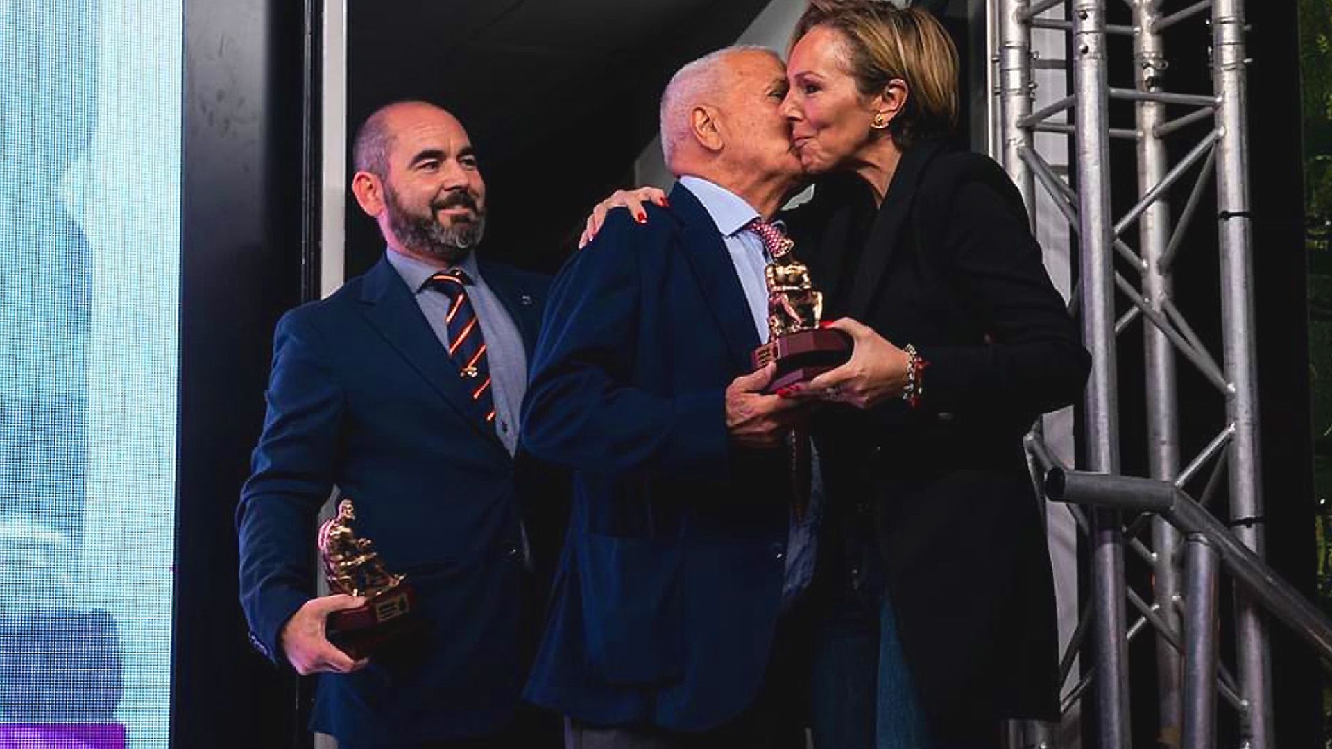 El beso entre Rocío Carrasco y el rival de su padre 53 años después del mejor combate de nuestra historia