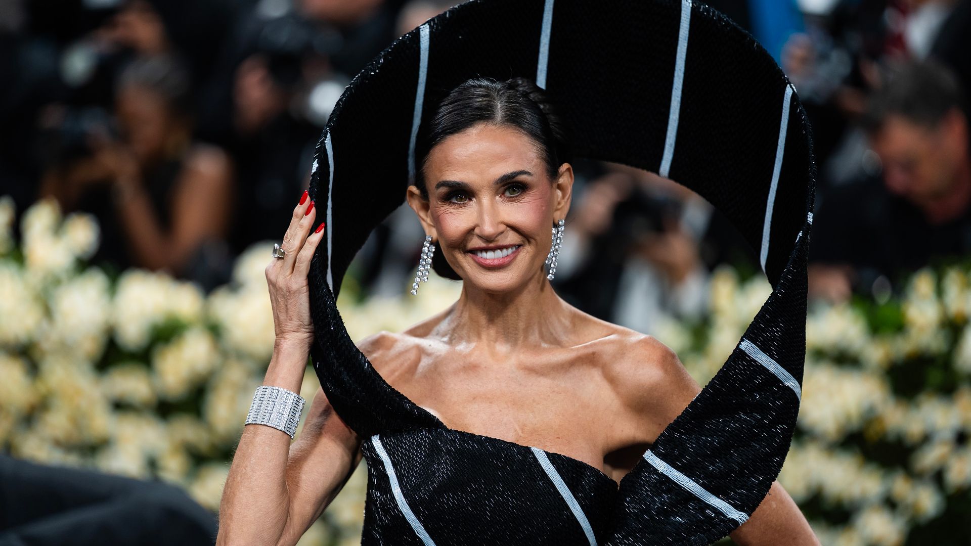 Los impresionantes detalles del 'look' de Demi Moore para la MET Gala