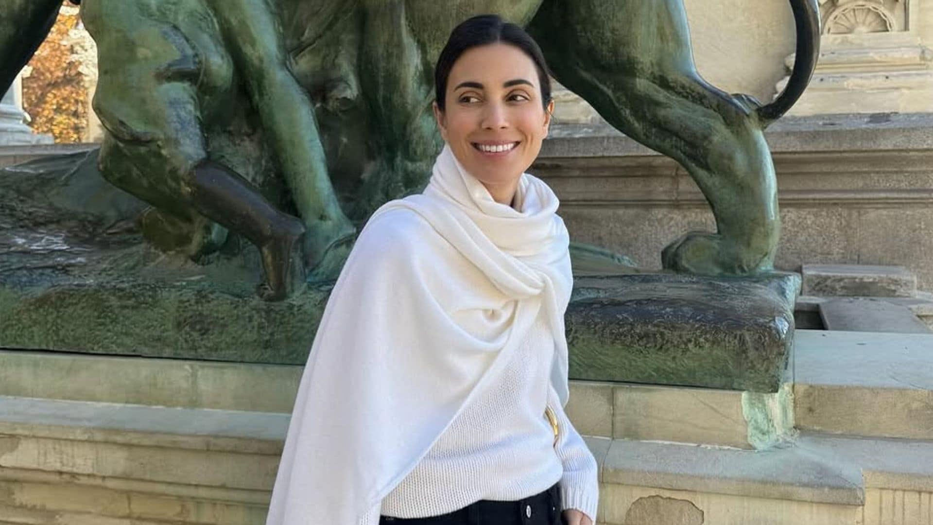 Compré una bufanda del mismo color que mi jersey favorito y conseguí elevar mis looks más sencillos con este truco de Sassa de Osma