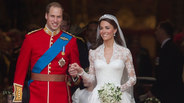 Plano entero de Kate Middleton y el príncipe Guillermo saliendo de la iglesia tras su boda