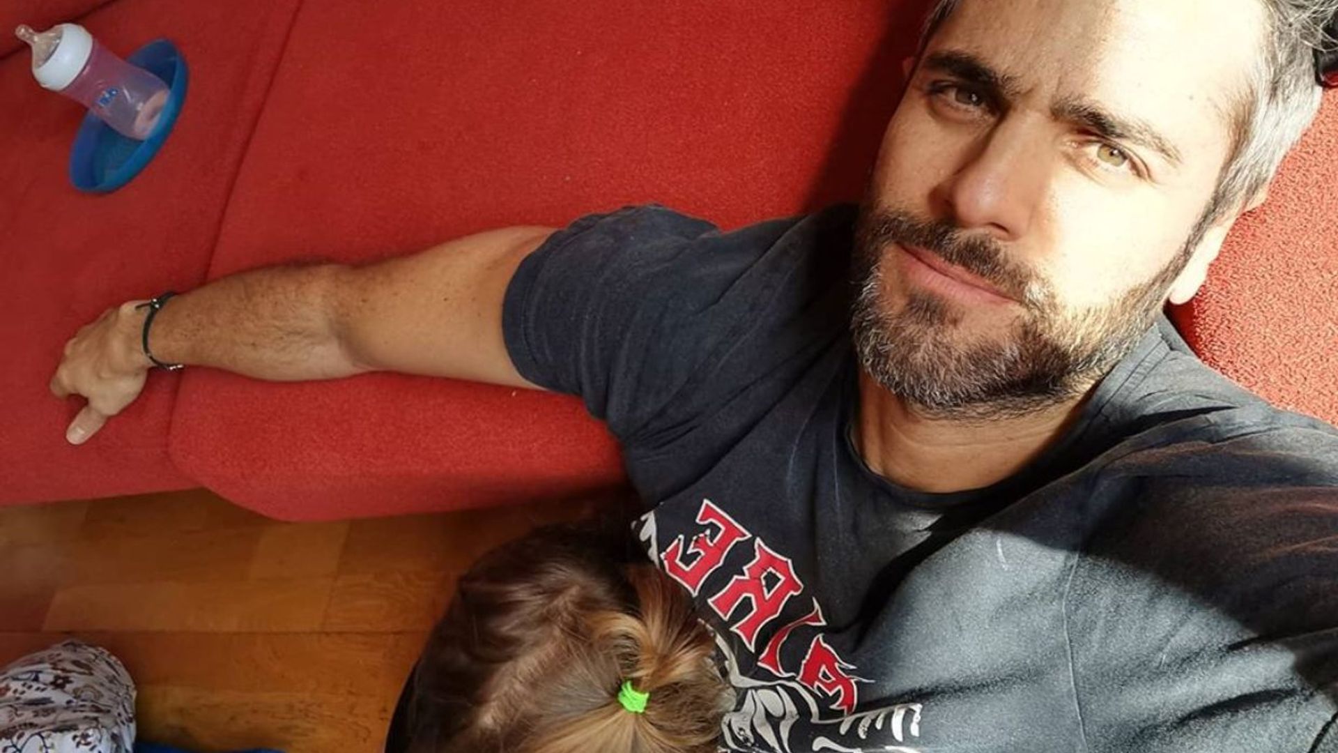 Cantando y con camisetas a juego: la euforia de Roberto Leal y su hija tras la victoria del Sevilla FC