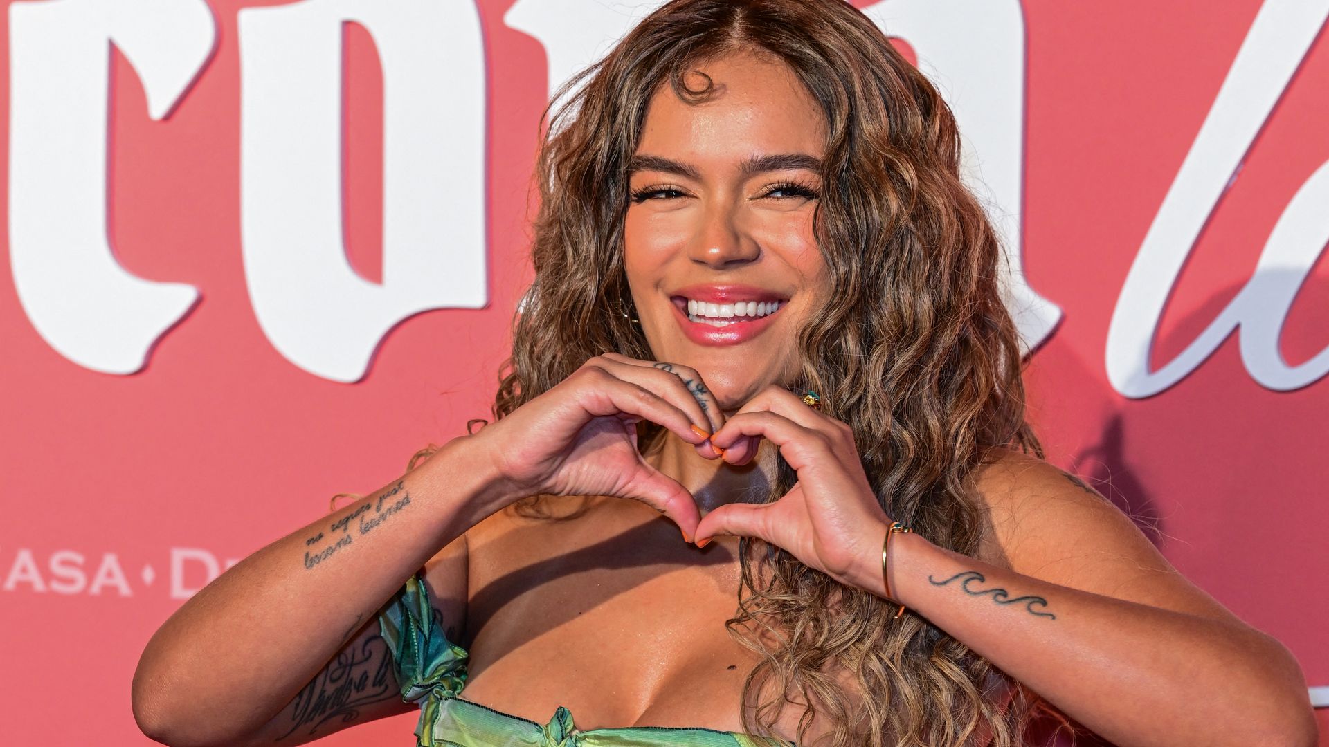 Karol G sorprende con cambio de 'look' y un original vestido 'vintage' | ¡HOLA!