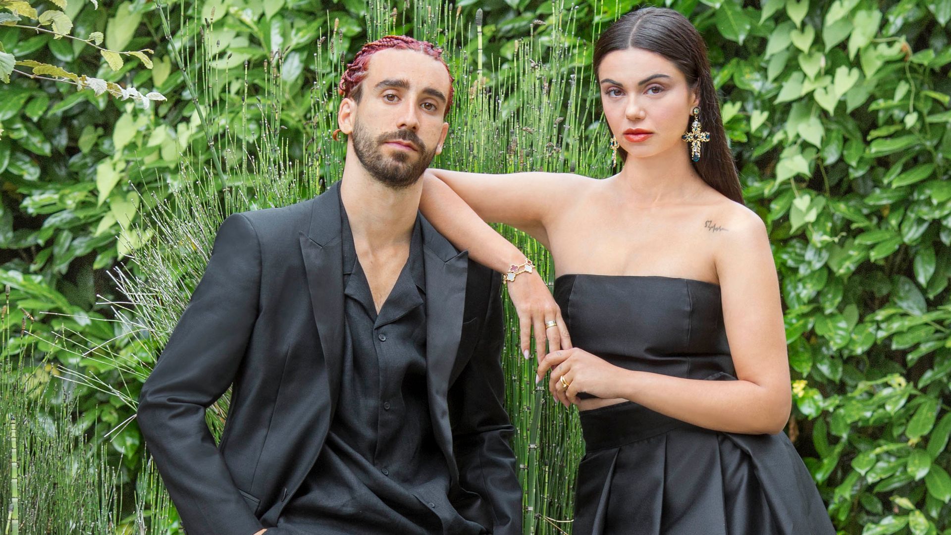 Marc Cucurella y Claudia Rodríguez, impresionantes de negro en el imponente jardín de su casa en Londres