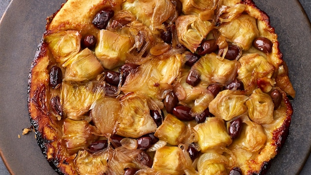 Tarta 'tatin' de alcachofas, cebolla y aceitunas