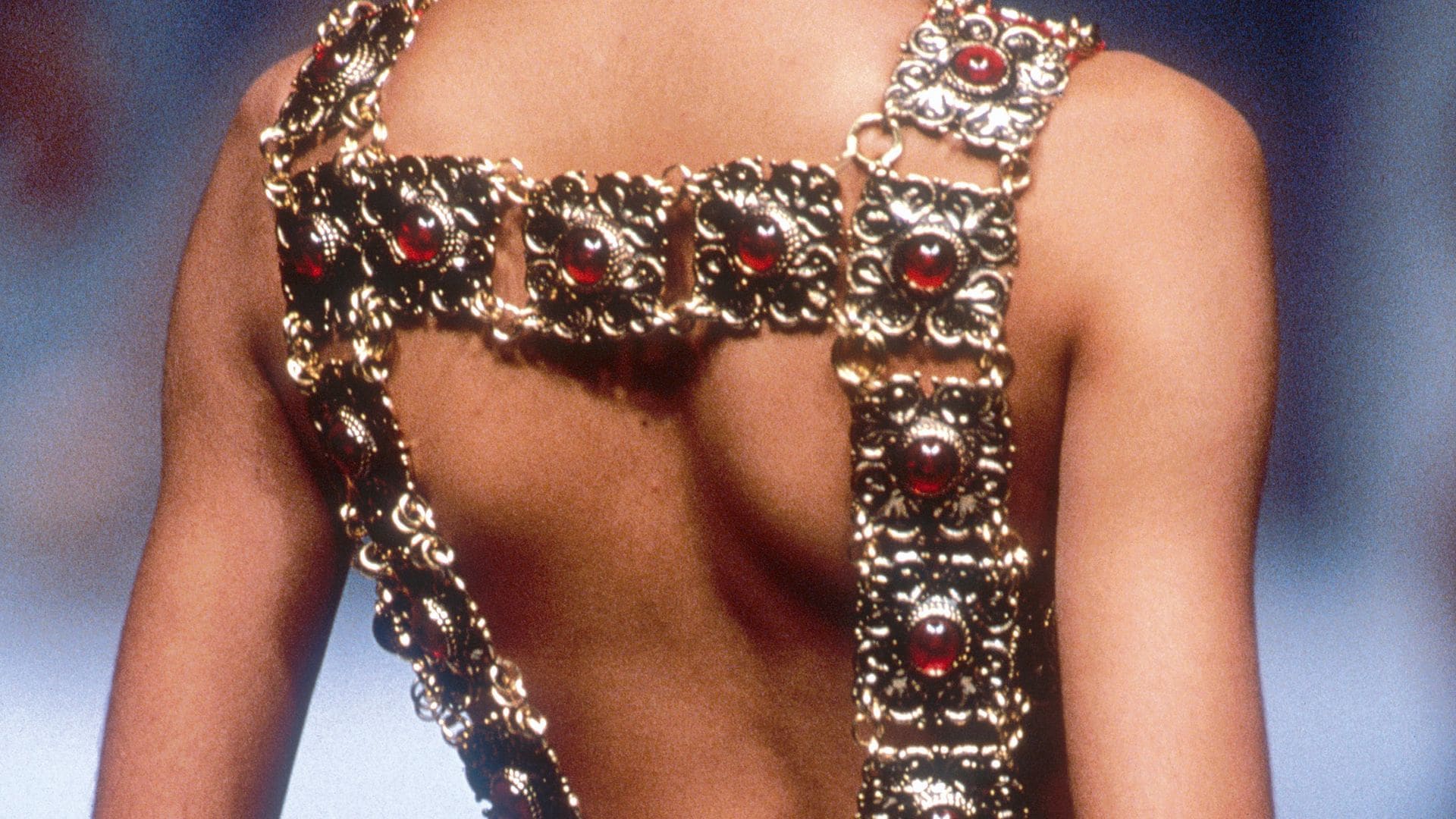 Una imagen del desfile de Paco Rabanne de Alta Costura P/V en 1991