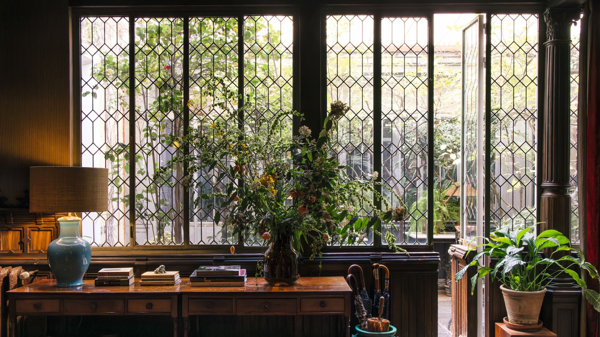 Una vista del interior de la casa, con sus grandes ventanales de vidrio emplomado
