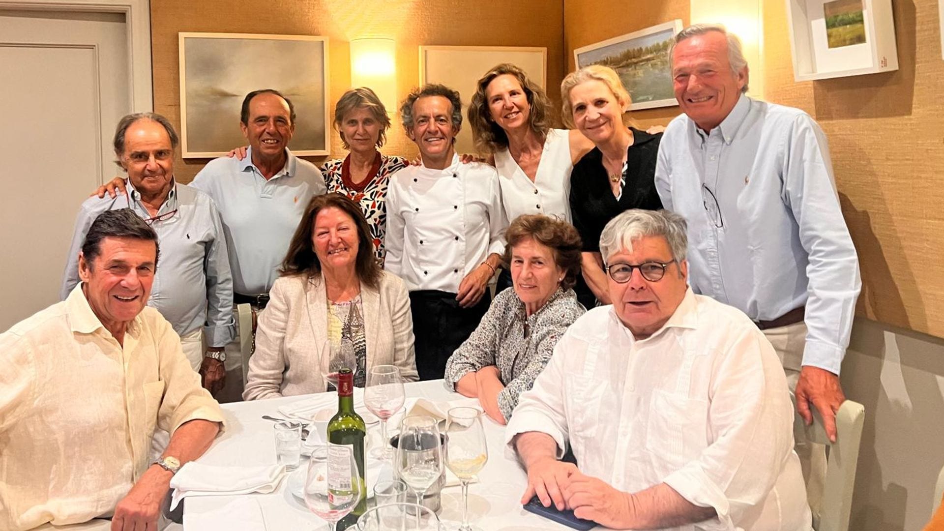 La infanta Elena, con su íntimo amigo, Luis Astolfi, y otras amistades vinculadas al mundo de la equitación en el restaurante La Grulla de Sevilla