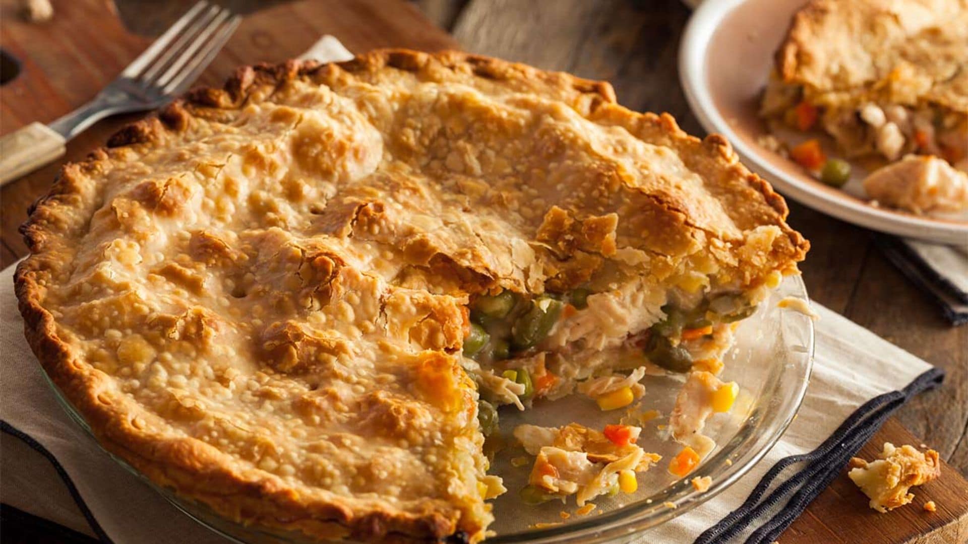 Pastel con restos de pollo asado y verduras